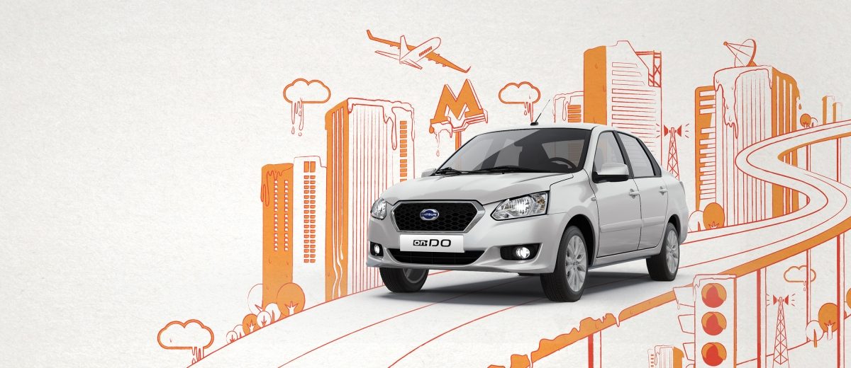 Автомобиль Datsun на фоне дома